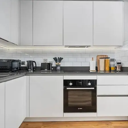 Sleeps 5 In Prime Spot Amenities Walking Distance, Business Long-term Travel, Contractor Friendly *