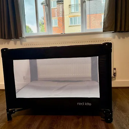 Holiday home Spacious 4 Bed Near Metrolink Whitefield *