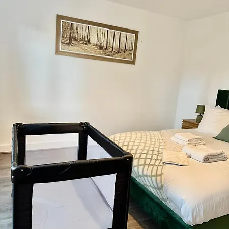 Spacious 4 Bed Near Metrolink Whitefield * Manchester