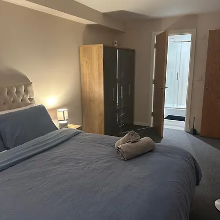 Apartment With Free Parking In Greater *