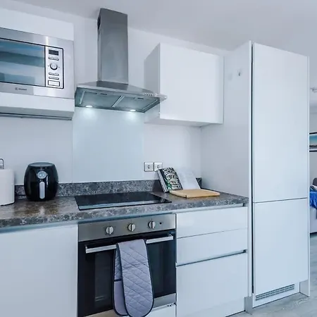 2br Chic And Stylish In Salford, Wifi, Kitchen, Parking With View Apartament *