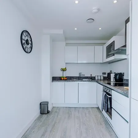 Appartamento 2br Chic And Stylish In Salford, Wifi, Kitchen, Parking With View