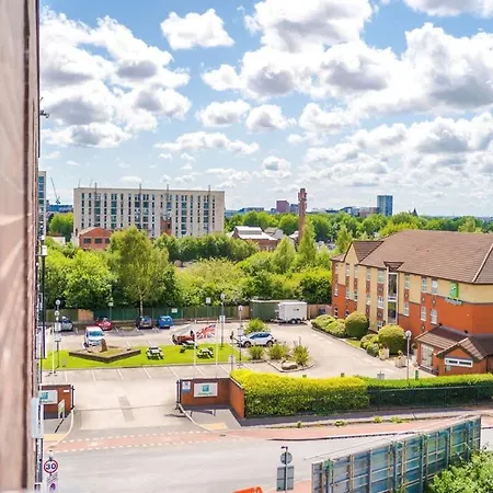 2br Chic And Stylish In Salford, Wifi, Kitchen, Parking With View Apartament *