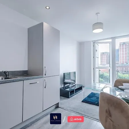Apartman Elegant 1br In Salford, Balcony, Wifi, Kitchen Manchester