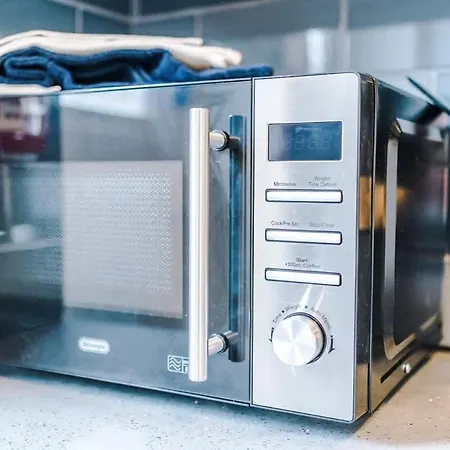 Spacious 4br House, Sleeps 8, Parking, Full Kitchen, Ideal For Groups, Family, Contractors Casa de Férias