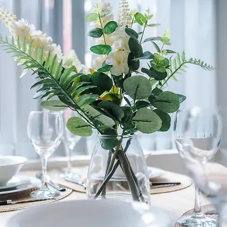 Modern 4br Family Sleeps 8 + Free Parking *