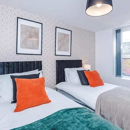 Spacious 4br House, Sleeps 8, Parking, Full Kitchen, Ideal For Groups, Family, Contractors Holiday home Manchester