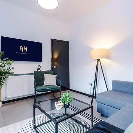 Spacious 4br House, Sleeps 8, Parking, Full Kitchen, Ideal For Groups, Family, Contractors Mánchester