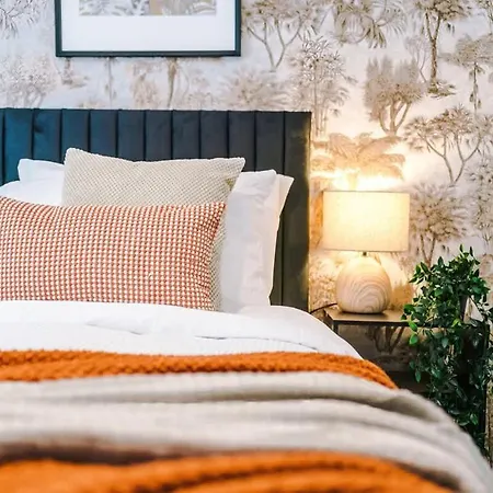 Spacious 4br House, Sleeps 8, Parking, Full Kitchen, Ideal For Groups, Family, Contractors Casa de Férias *