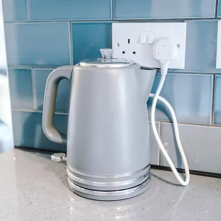 Spacious 4br House, Sleeps 8, Parking, Full Kitchen, Ideal For Groups, Family, Contractors Casa de Férias Manchester