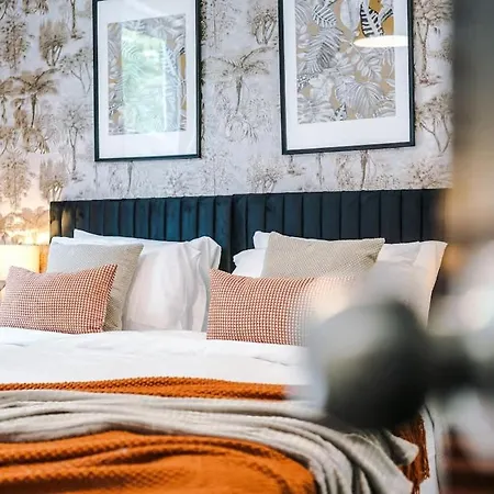 Spacious 4br House, Sleeps 8, Parking, Full Kitchen, Ideal For Groups, Family, Contractors