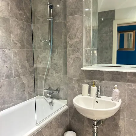 Modern Next To Ao Arena - Parking - Local Attractions *