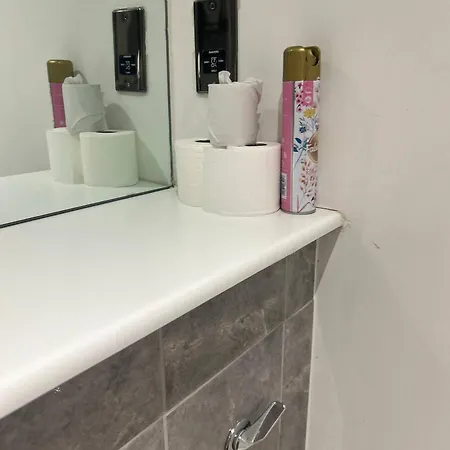 Апартаменты Modern Next To Ao Arena - Parking - Local Attractions *