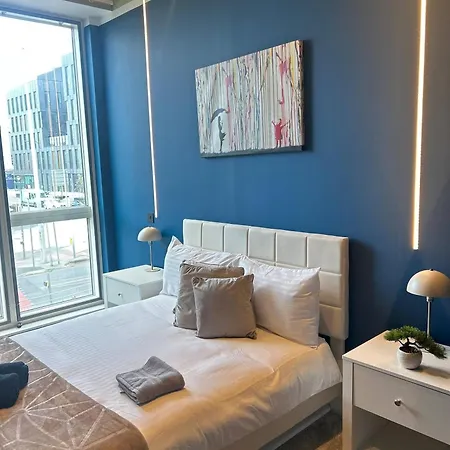 Modern Next To Ao Arena - Parking - Local Attractions Apartment