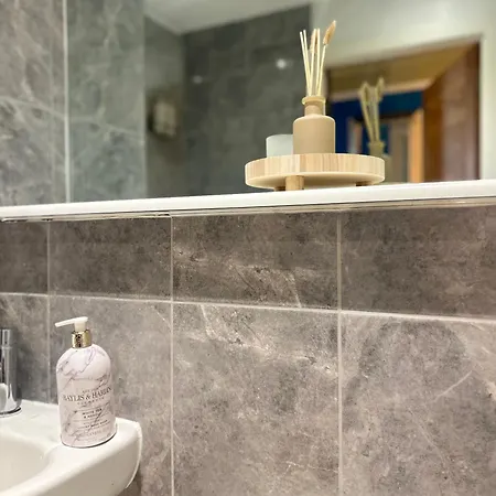 Spacious - Parking - Next To Ao Arena - Local Attraction & Transport Links *