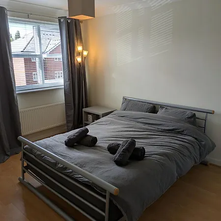 Comfortable And Peaceful 2 Bedroom Flat With Shared Bathroom And Kitchen Close To Airport ホームステイ