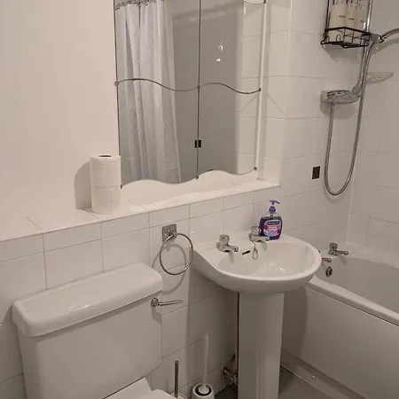 Comfortable And Peaceful 2 Bedroom Flat With Shared Bathroom And Kitchen Close To Airport