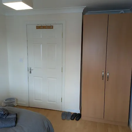 ホームステイ Comfortable And Peaceful 2 Bedroom Flat With Shared Bathroom And Kitchen Close To Airport マンチェスター