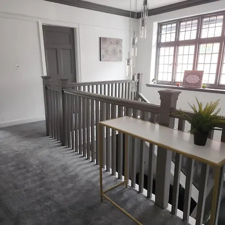 Charming Tudor White House Free Wifi مانشستر