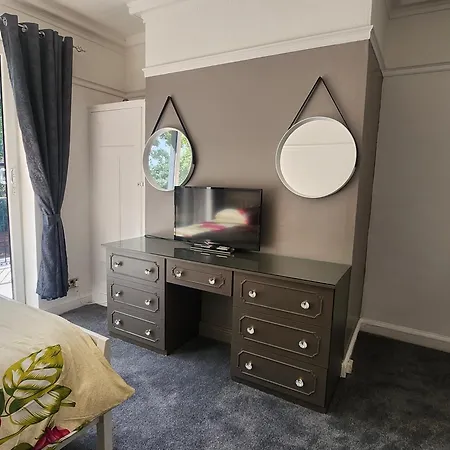 Charming Tudor White House Free Wifi