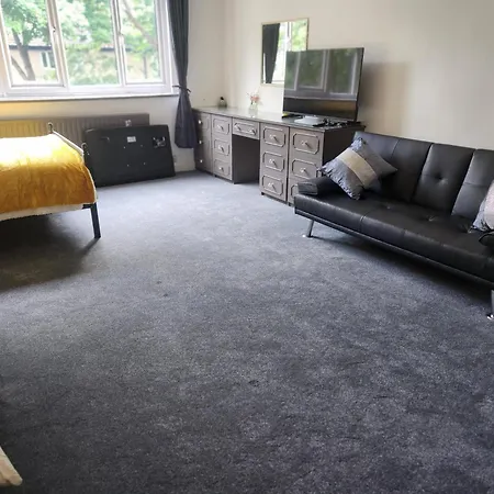 Charming Tudor White House Free Wifi بيت للعطل