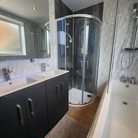 Charming Tudor White House Free Wifi بيت للعطل مانشستر