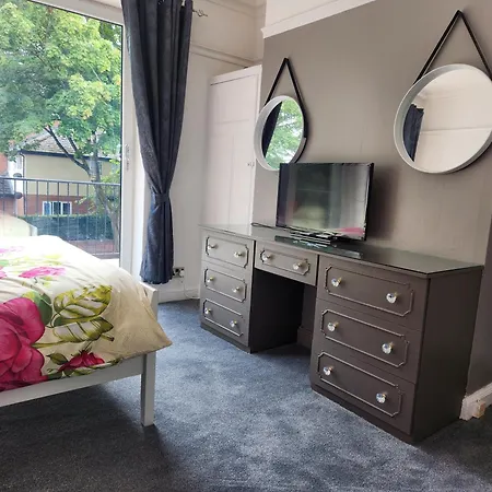 Charming Tudor White House Free Wifi * Manchester