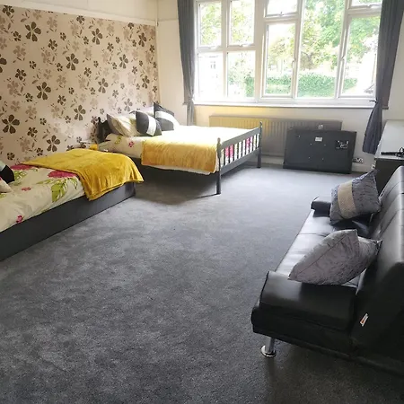 Charming Tudor White House Free Wifi بيت للعطل *