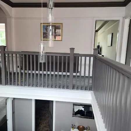 Charming Tudor White House Free Wifi مانشستر