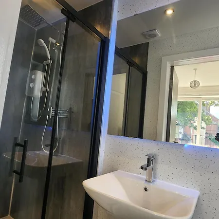 Charming Tudor White House Free Wifi بيت للعطل