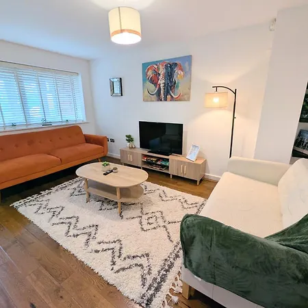 Modern Townhouse Near Coop Live Etihad