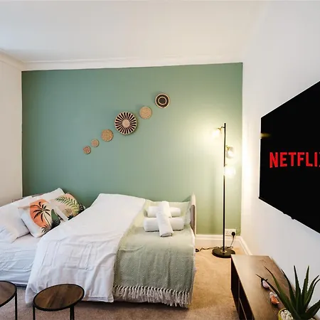 Lägenhet Bright 4br With Garden With Free Parking And Sleeps Up To 9