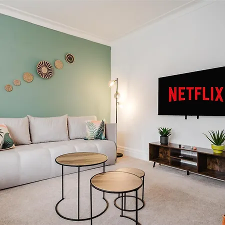 Bright 4br With Garden With Free Parking And Sleeps Up To 9 Apartmán Manchester