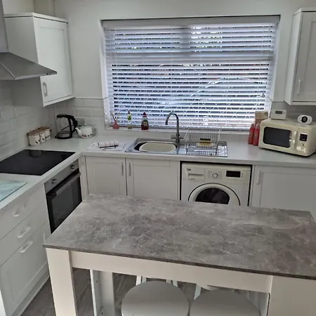 Cosy 2-bed House In 別荘