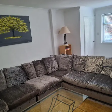 Cosy 2-bed House In Holiday home Manchester
