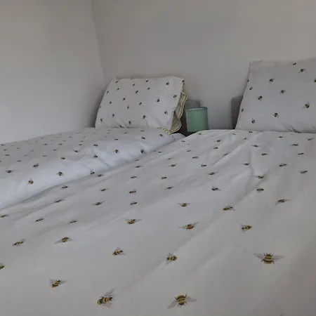 Cosy 2-bed House In 別荘