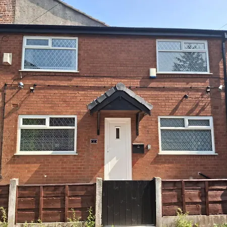 Cosy 2-bed House In マンチェスター