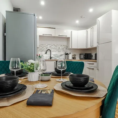 Stylish 2br Flat - Walk To Old Trafford - Free Parking * Манчестер