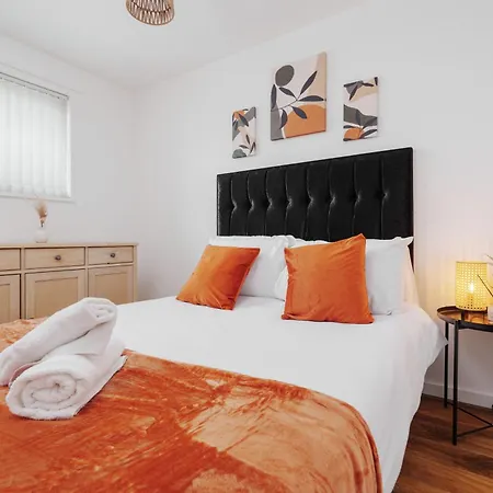 Stylish 2br Flat - Walk To Old Trafford - Free Parking *