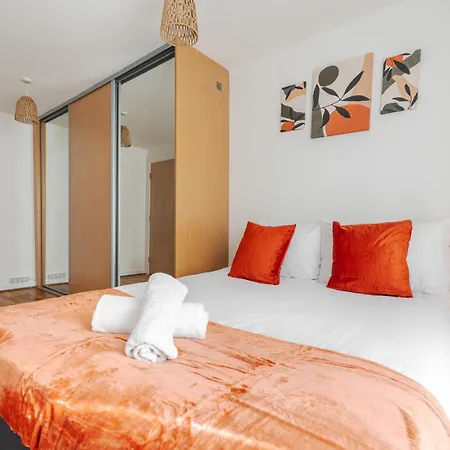 2 Bedroom Flat Near Old Trafford