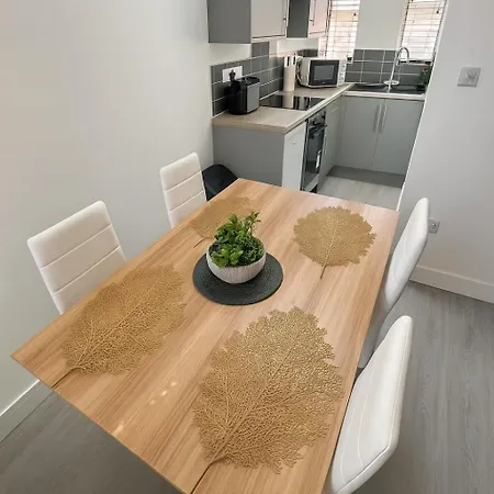 Kehoe's Pad Near Etihad Stadium & Coop Live Arena Sleeps 4 *