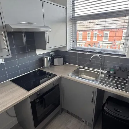 Kehoe's Near Etihad Stadium & Coop Live Arena Sleeps 4 *