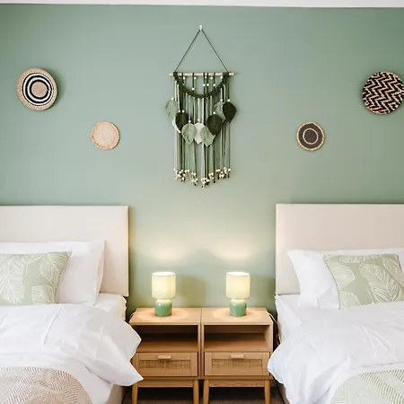 Bright 4br With Garden With Free Parking And Sleeps Up To 9 شقة