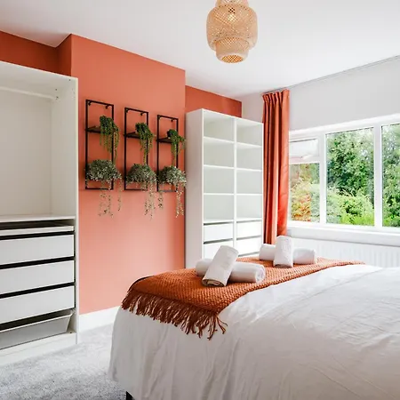 Bright 4br With Garden With Free Parking And Sleeps Up To 9 *