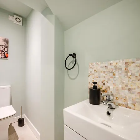 Bright 4br With Garden With Free Parking And Sleeps Up To 9 Apartmán *