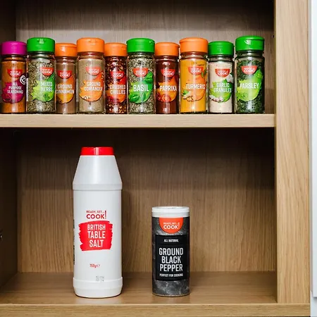 Bright 4br With Garden With Free Parking And Sleeps Up To 9