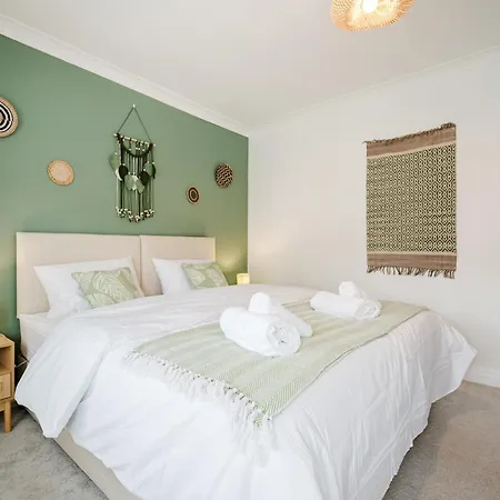 Bright 4br With Garden With Free Parking And Sleeps Up To 9 شقة