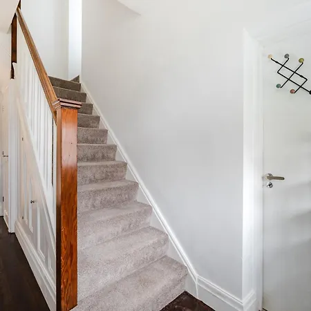 Lägenhet Bright 4br With Garden With Free Parking And Sleeps Up To 9 *