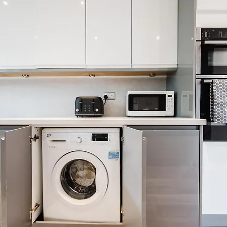 Lägenhet Bright 4br With Garden With Free Parking And Sleeps Up To 9