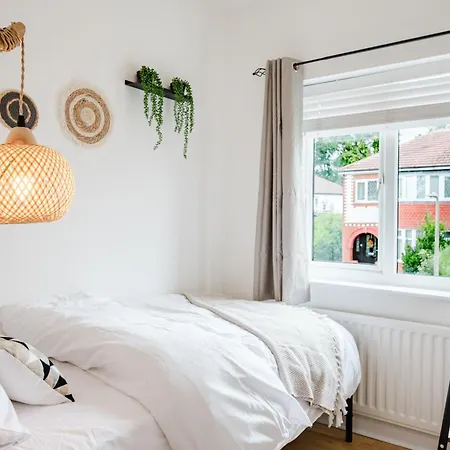 Bright 4br With Garden With Free Parking And Sleeps Up To 9 Apartmán *